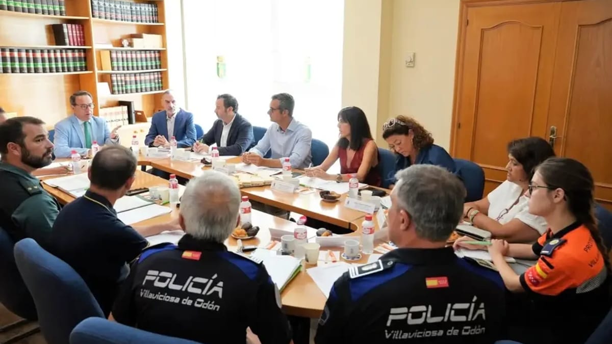 Reunión de coordinación de fuerzas de seguridad en el Ayuntamiento de Villaviciosa de Odón con agentes de Policía Local, Guardia Civil y otros cuerpos de seguridad