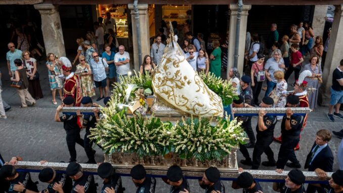 Procesión de la Virgen del Val en Alcalá de Henares con portadores y espectadores