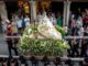 Procesión de la Virgen del Val en Alcalá de Henares con portadores y espectadores