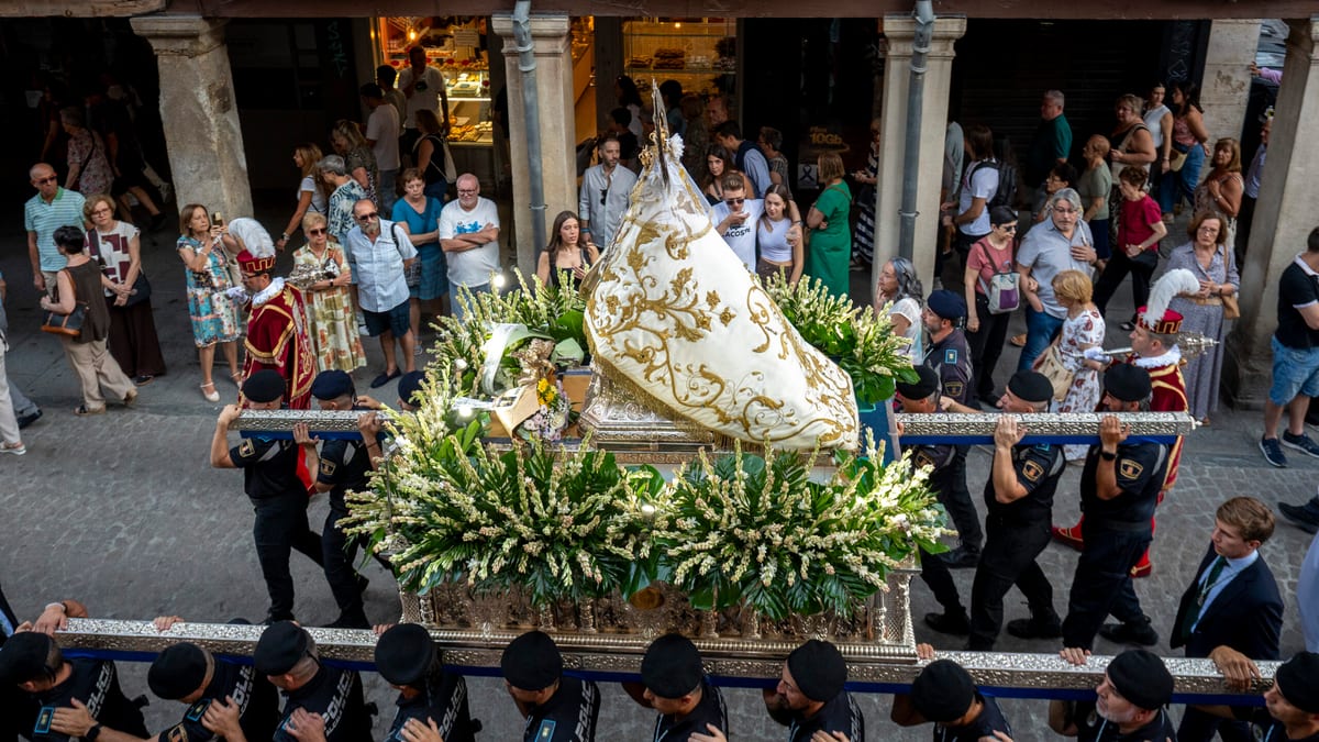 Procesión de la Virgen del Val en Alcalá de Henares con portadores y espectadores