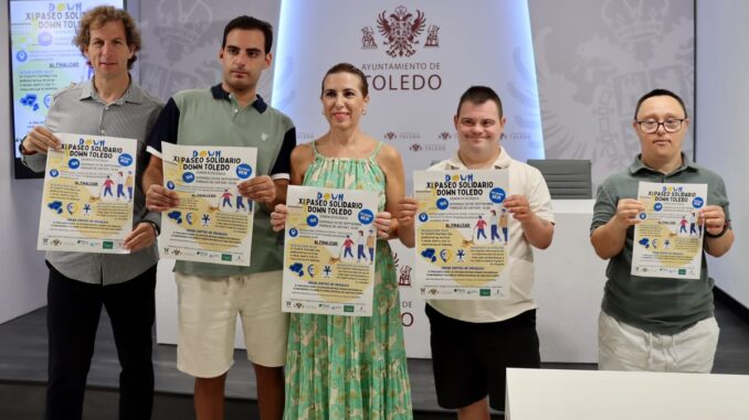 Celebra el XI Paseo Solidario Down con actividades en familia en Toledo Cartel del XI Paseo Solidario Down Toledo del Ayuntamiento de Toledo, sostenido por cinco personas sonrientes