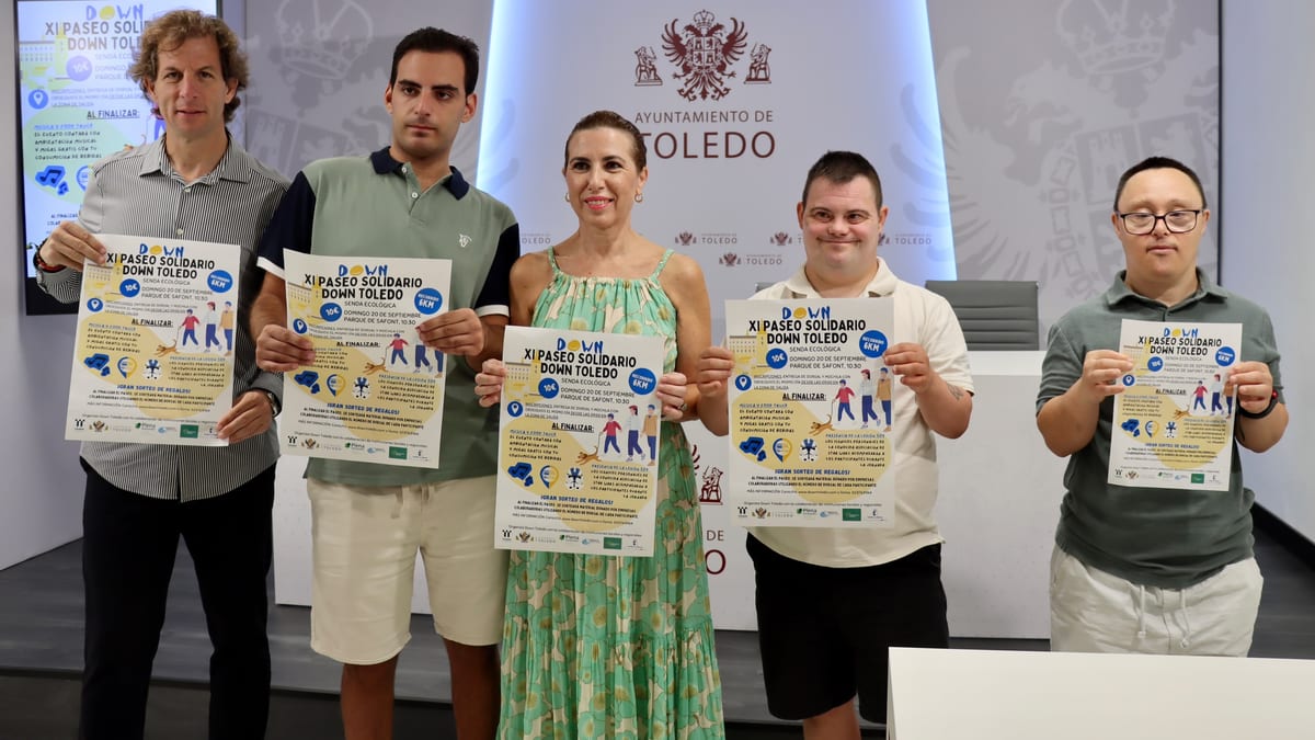 Cartel del XI Paseo Solidario Down Toledo del Ayuntamiento de Toledo, sostenido por cinco personas sonrientes