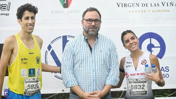 Reúne a 1.050 atletas en la novena edición de la 10K en Tomelloso Atletas participantes en la 9ª edición de la 10K Ciudad de Tomelloso, con patrocinadores visibles en sus dorsales.