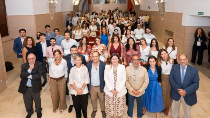 Grupo de 24 alumnos y alumnas del Máster de Gestión y Administración Local posando en el acto de entrega de certificados en Cáceres