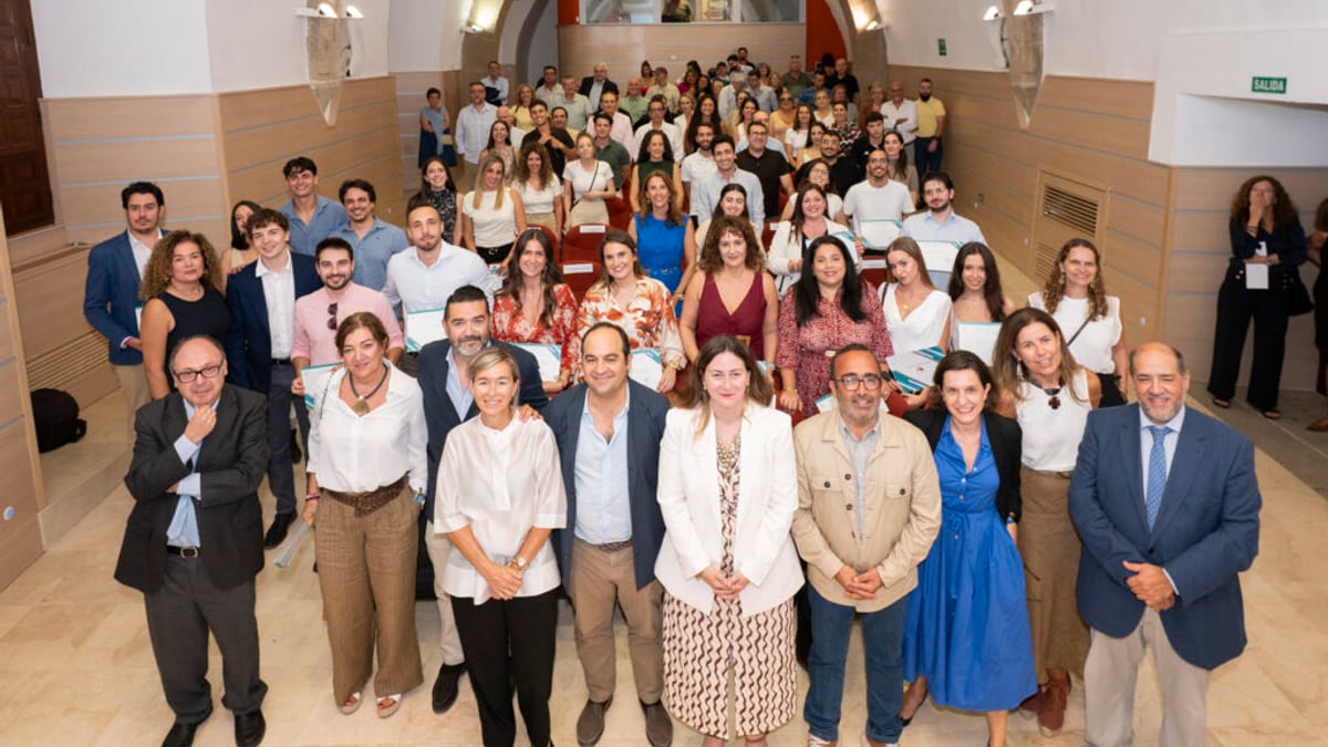 Grupo de 24 alumnos y alumnas del Máster de Gestión y Administración Local posando en el acto de entrega de certificados en Cáceres