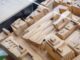 Escaparates de comercios barceloneses exhibiendo maquetas de proyectos arquitectónicos en la iniciativa de la Capital Mundial de la Arquitectura