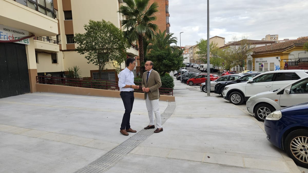 Calle Médico Sorapán de Cáceres con aceras reformadas y pavimento podotáctil instalado