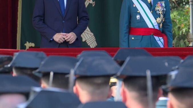 Acoge la parada militar de la Guardia Civil en honor a la Virgen del Pilar en... Parada militar de la Guardia Civil en Cádiz durante la Semana Institucional en honor a la Virgen del Pilar