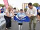 Participantes en la Carrera Nervión-San Pablo de Sevilla del Circuito Divina Seguros, con Leo sosteniendo una pancarta de la asociación Debra
