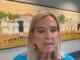 Mujer con micrófono en evento del Día de las Personas Mayores de Collado Villalba
