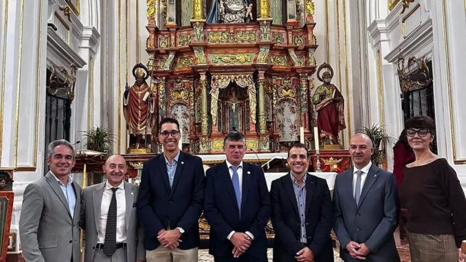 Acompaña la misa de San Francisco de Asís del Colegio de Veterinarios en Cuenca Grupo de personas del Colegio Oficial de Veterinarios de Cuenca en la misa de San Francisco de Asís celebrada en la Catedral