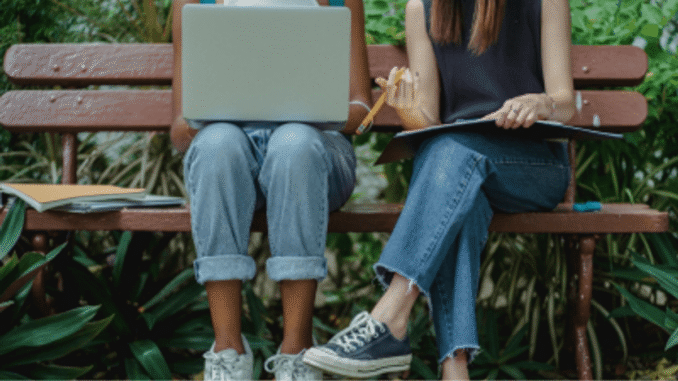 La Generalitat resuelve becas para 59 estudiantes en el tramo final de carrera Estudiantes en la biblioteca de una universidad valenciana preparando sus estudios finales