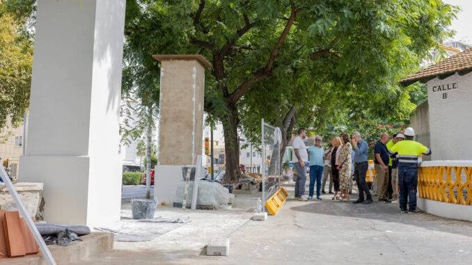 Puerta histórica de carruajes del Barrio Obrero de Huelva con pilastras restauradas