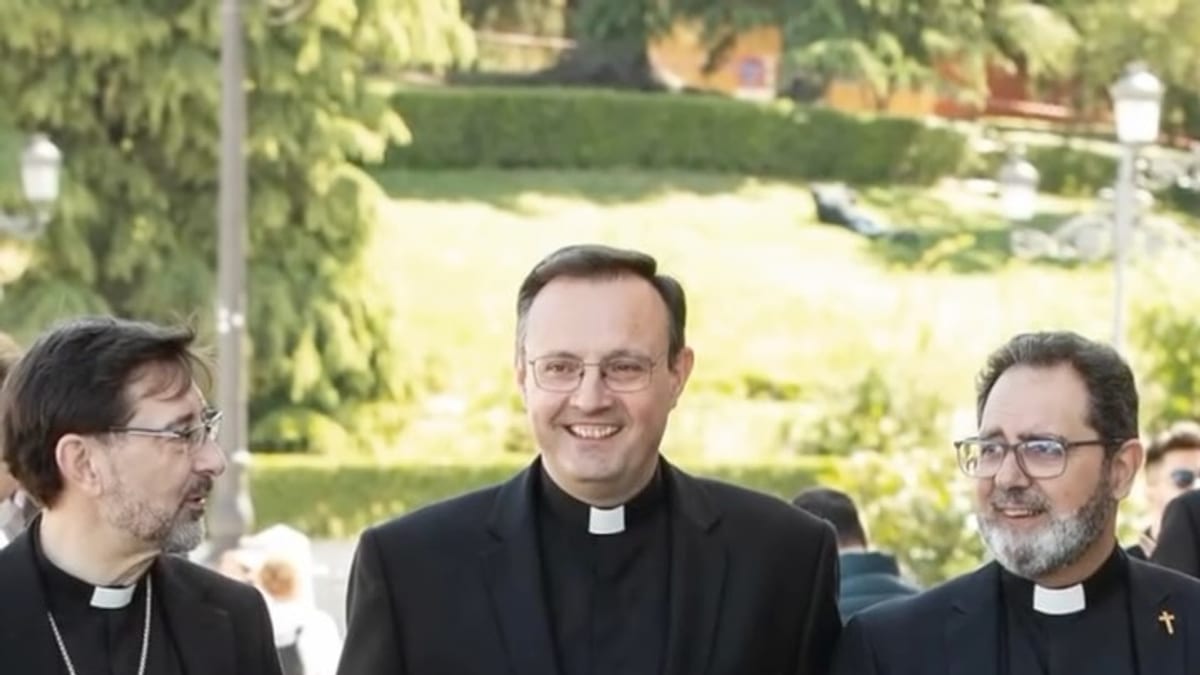 Fotografía de recuerdo de José Antonio Álvarez, obispo auxiliar de Madrid