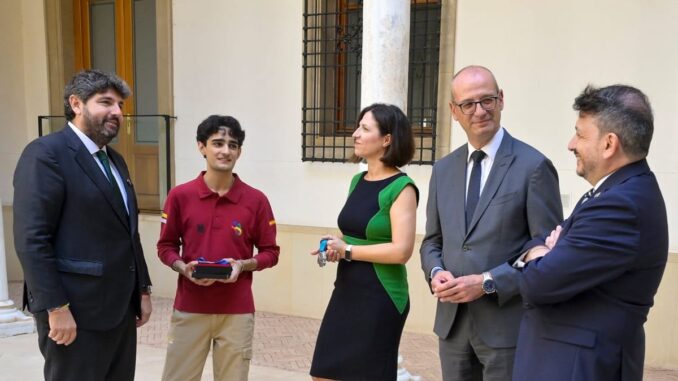 Juan García gana la única medalla española en WorldSkills Shanghái Juan García Ortiz recibido por el presidente Fernando López Miras en el Palacio de San Esteban tras ganar la medalla en WorldSkills Shanghái 2026