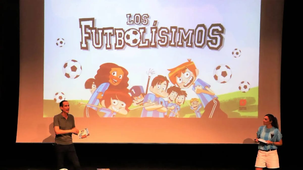 Encuentro de escolares con Roberto Santiago, autor de Los Futbolísimos, durante el macroencuentro en Villaviciosa de Odón con acrobacias de freestyle