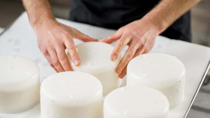 Aprueba nueva norma para el queso artesano en Andalucía Quesos artesanos de Andalucía elaborados con leche de ganadería de proximidad