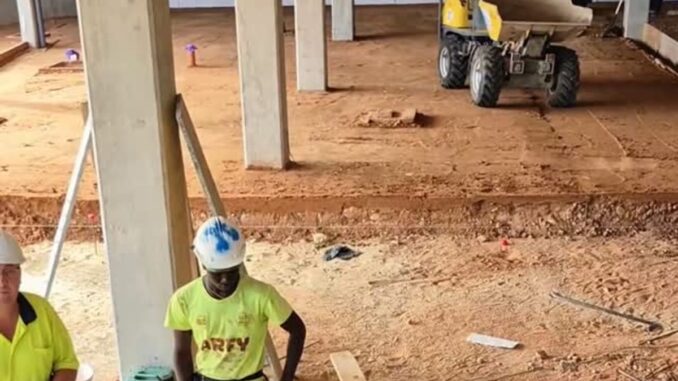 Interior en construcción del nuevo tanatorio municipal de Arganda del Rey, mostrando espacios en desarrollo