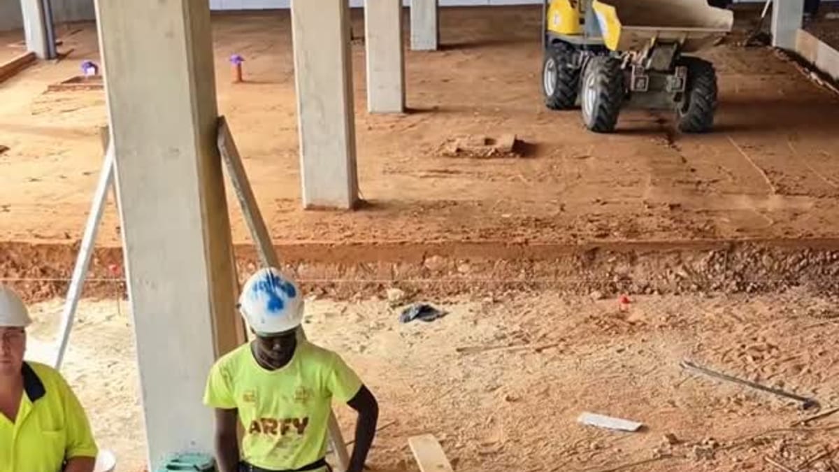 Interior en construcción del nuevo tanatorio municipal de Arganda del Rey, mostrando espacios en desarrollo