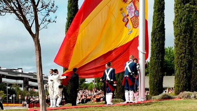 Rinde homenaje a la Bandera de España en Pozuelo Homenaje a la Bandera de España en Pozuelo con ciudadanos reunidos