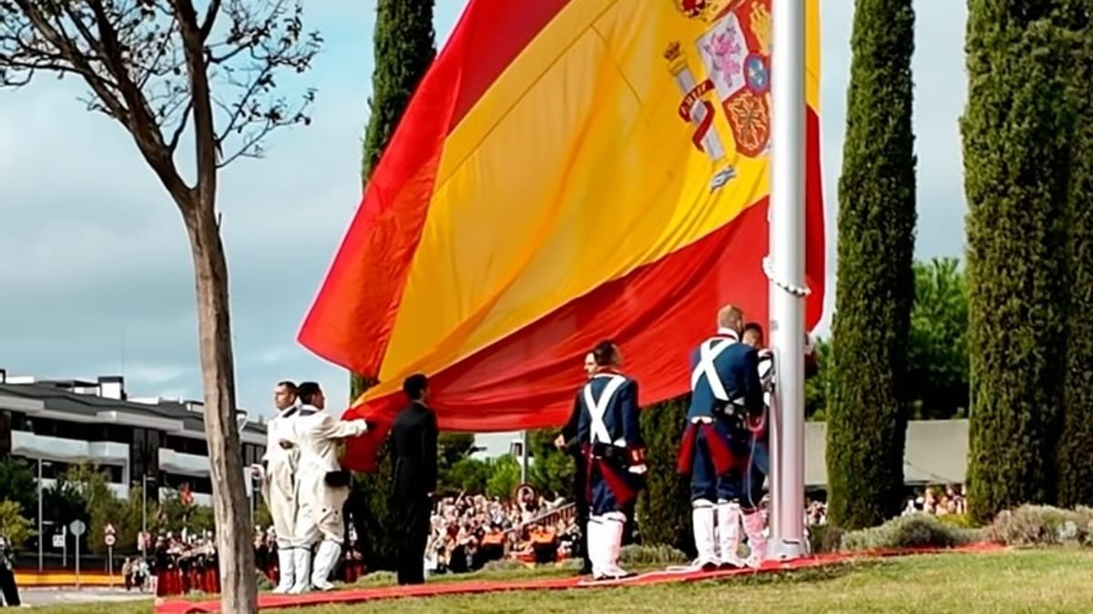 Homenaje a la Bandera de España en Pozuelo con ciudadanos reunidos