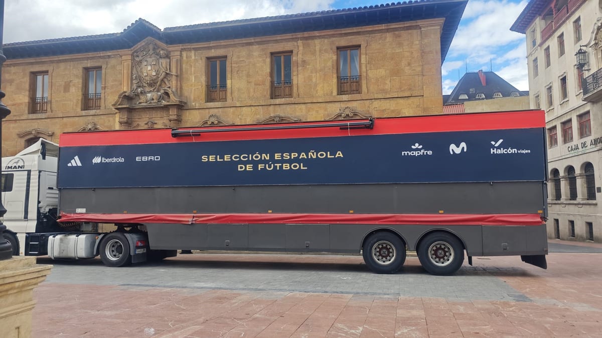 Montaje de la Fan Zone de la RFEF en Oviedo para el partido España-República Checa