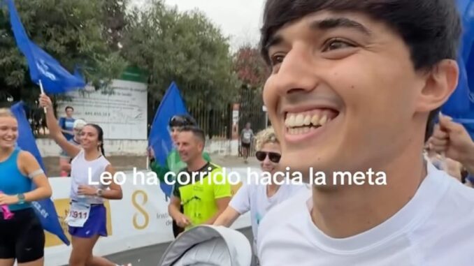 Leo corriendo hacia la meta en la carrera benéfica de Piel de Mariposa en Sevilla