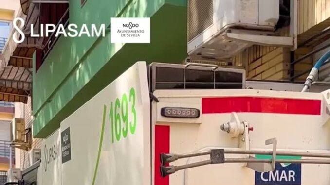 Intensifica la limpieza viaria en el barrio de Bellavista en Sevilla Equipo de LIPASAM realizando trabajos de limpieza viaria en el barrio de Bellavista, Sevilla