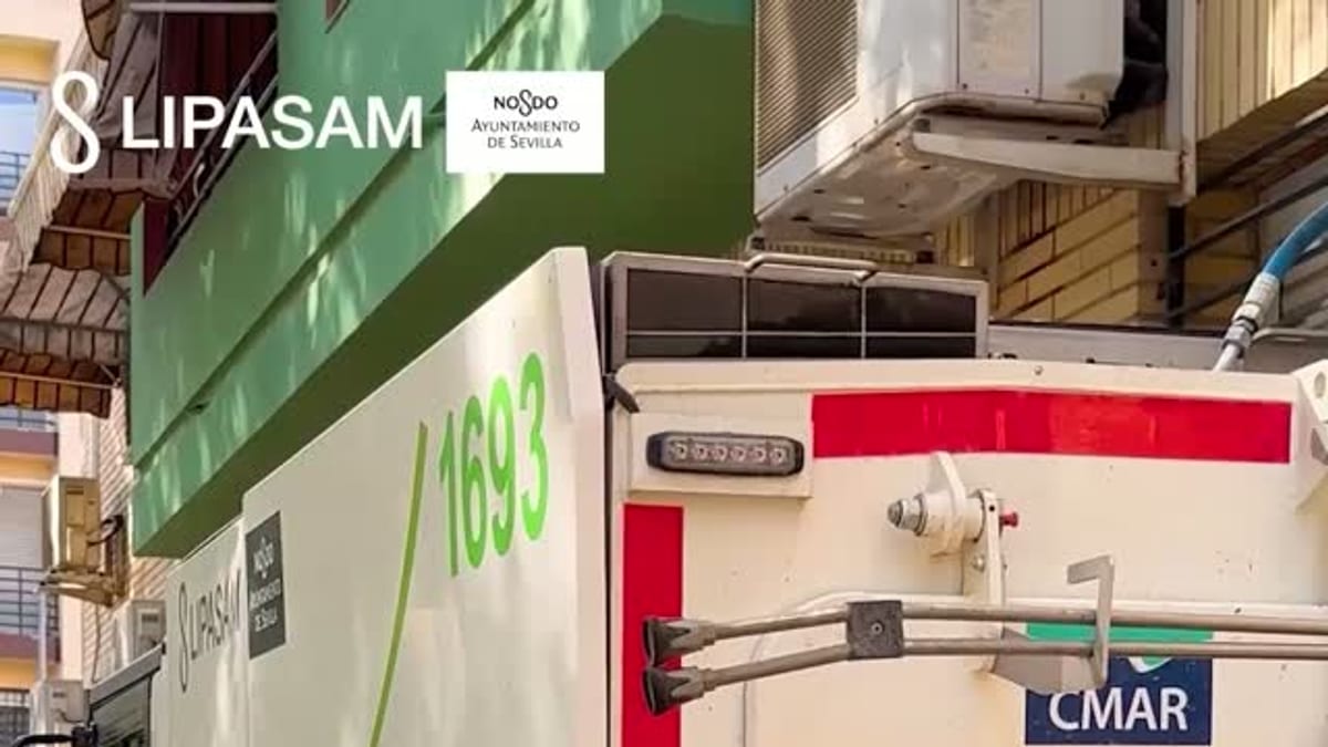 Equipo de LIPASAM realizando trabajos de limpieza viaria en el barrio de Bellavista, Sevilla